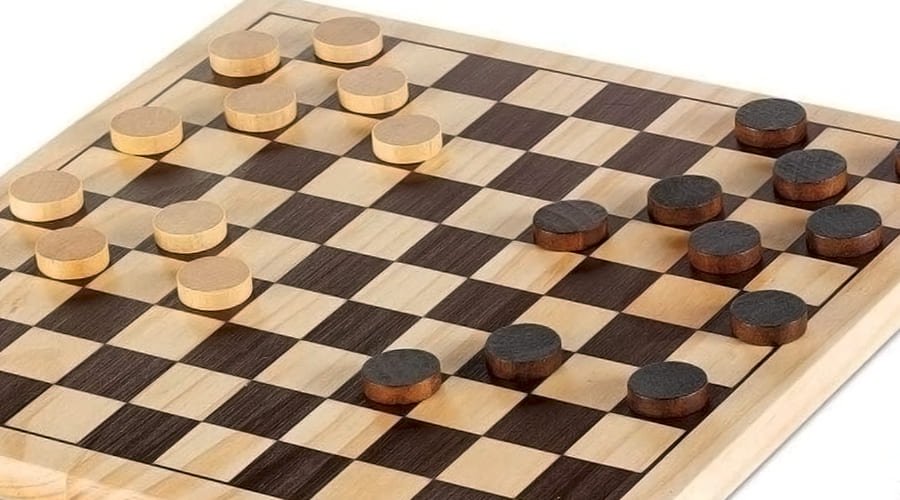 tablero de damas clásico de madera , con figuras en blanco y en negro